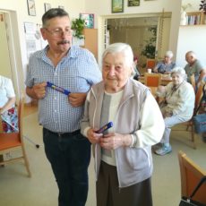 AKTYWNOŚĆ SENIORÓW POGODNEJ JESIENI AKTYWNOŚĆ SENIORÓW POGODNEJ JESIENI