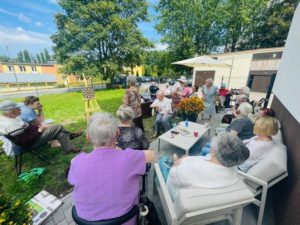 Letnie chwile w ogrodzie Dziennego Domu Złoty Wiek „ Senior+” w Koszalinie