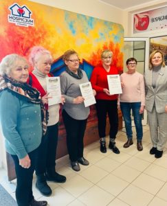 Seniorzy seniorom – pomaganie łączy pokolenia sercem